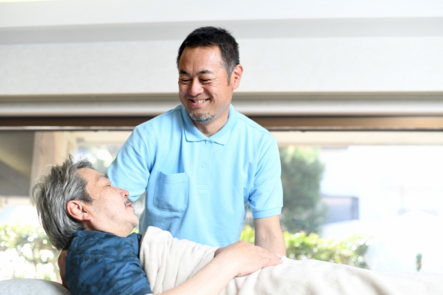 高齢者と介護士
